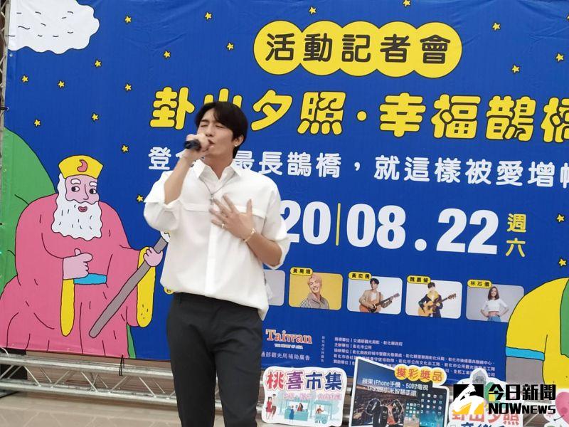 ▲活動當天下午,九龍池廣場將變身成情人音樂會舞臺,邀請黃昺翔等多位年輕偶像藝人開唱。(圖/記者葉靜美攝,2020.08.17)