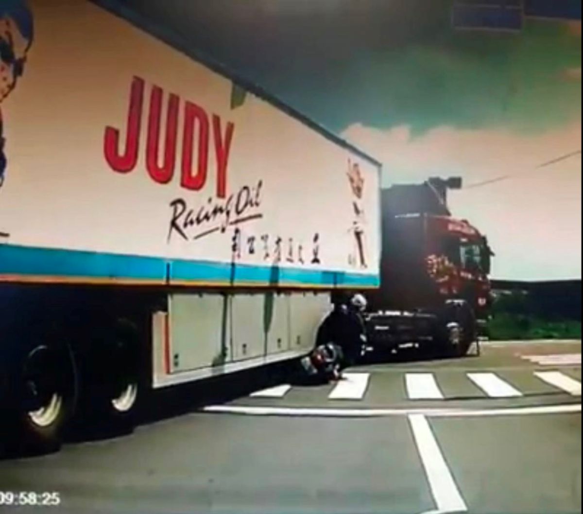 ▲女騎士險成「內輪差」亡魂。（圖／記者陳聖璋翻攝）