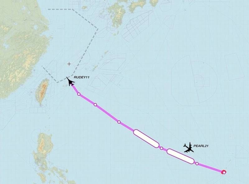 ▲美軍一架B-1B超音速轟炸機16日上午飛向台灣東北空域，逼近中國大陸劃設的東海防空識別區。（圖／推特「Golf9」推文）