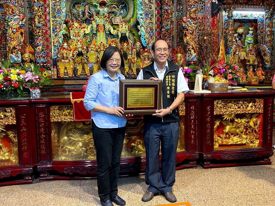 ▲四結福德廟總幹事陳榮楷贈送藏頭詩給蔡英文總統。（圖／記者李清貴攝,2020.08.17)