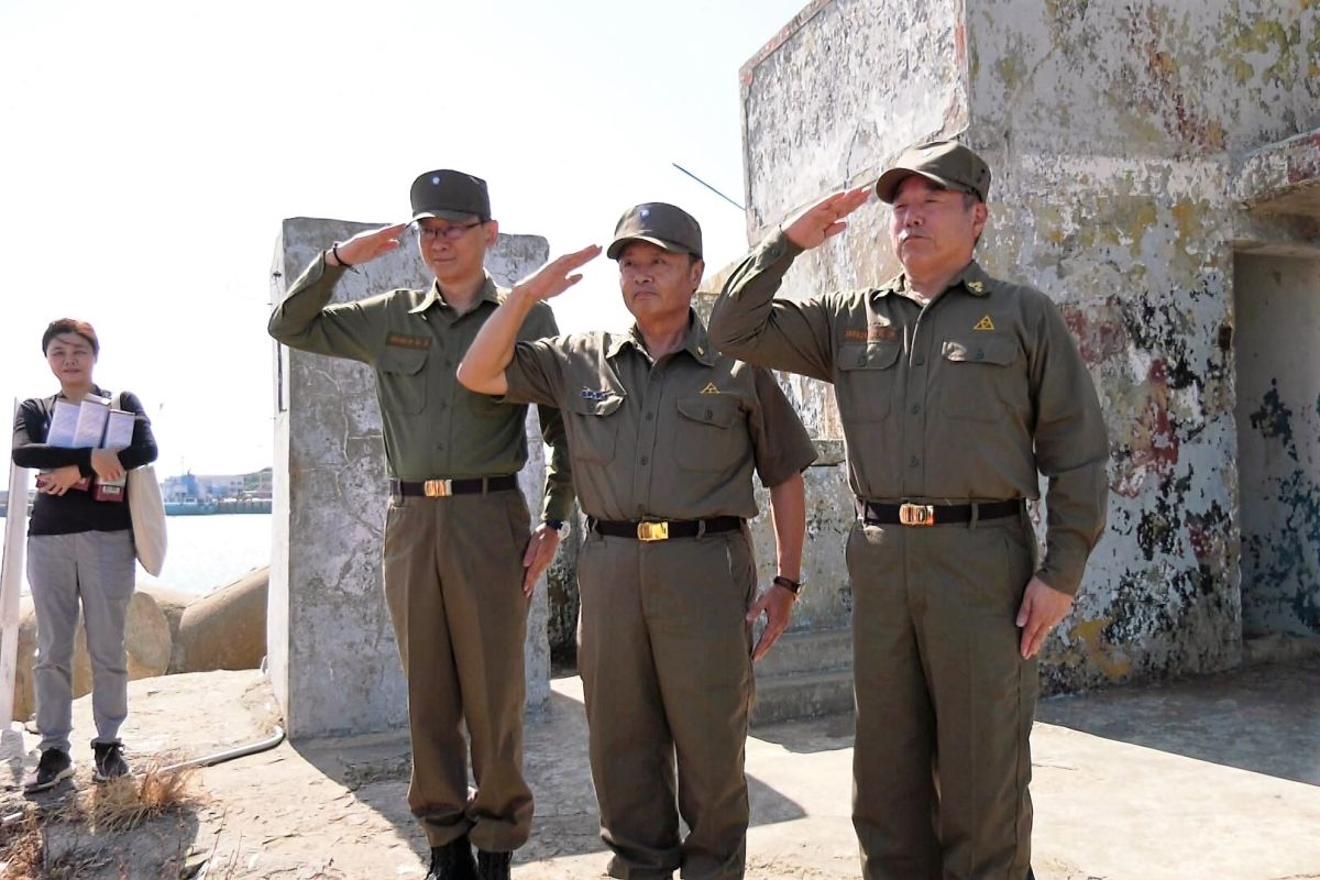 ▲金門縣府「老兵召集令」，限量紀念品等著回金老兵申領。(圖/記者蔡若喬攝)