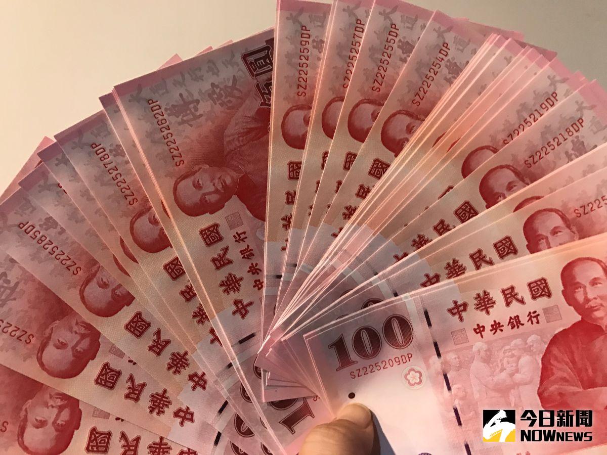 ▲股匯再度分道揚鑣，新台幣兌美元今（7）日早盤再貶破32.7元，匯銀人士認為，除非日圓再進一步攻高，否則新台幣不易大幅升值。（圖／NOWnews資料照）