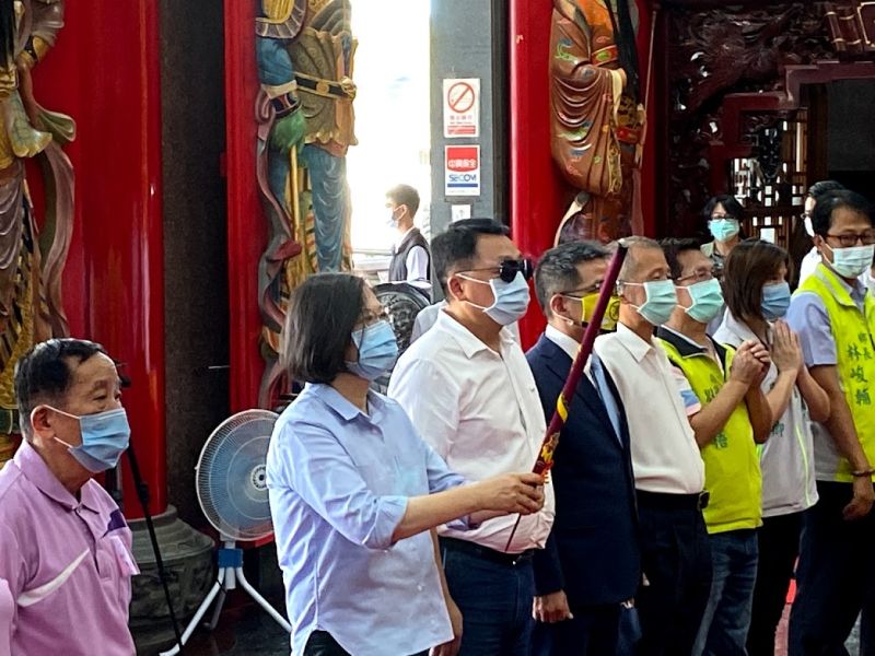 ▲蔡英文總統在爐源寺參拜。(圖/記者李清貴攝,2020.08.17)