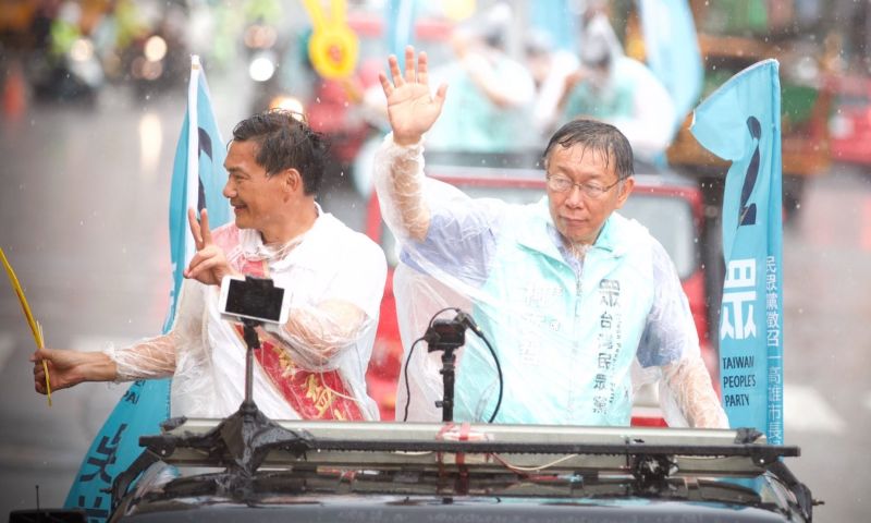 ▲高雄市長補選投票日前一天(14日),柯文哲冒著大雨與吳益政一同進行車隊掃街。(圖/翻攝柯文哲臉書)