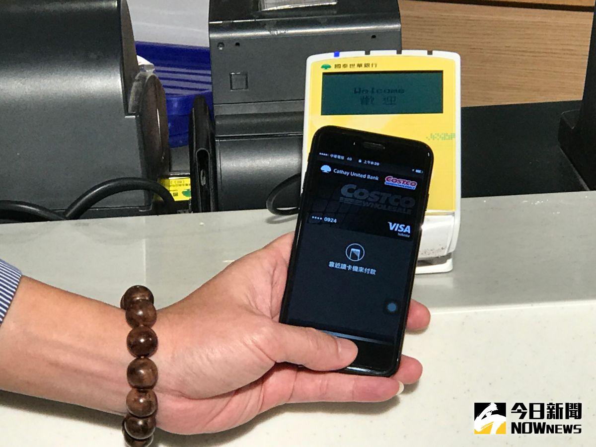 ▲一名男網友氣憤發文，表示很多人使用行動支付，但是因為各種因素，導致結帳失敗，讓他忍不住直呼「會排隊都是行動支付導致」，不過貼文一出，也遭網友打臉。（圖／NOWnews資料照）