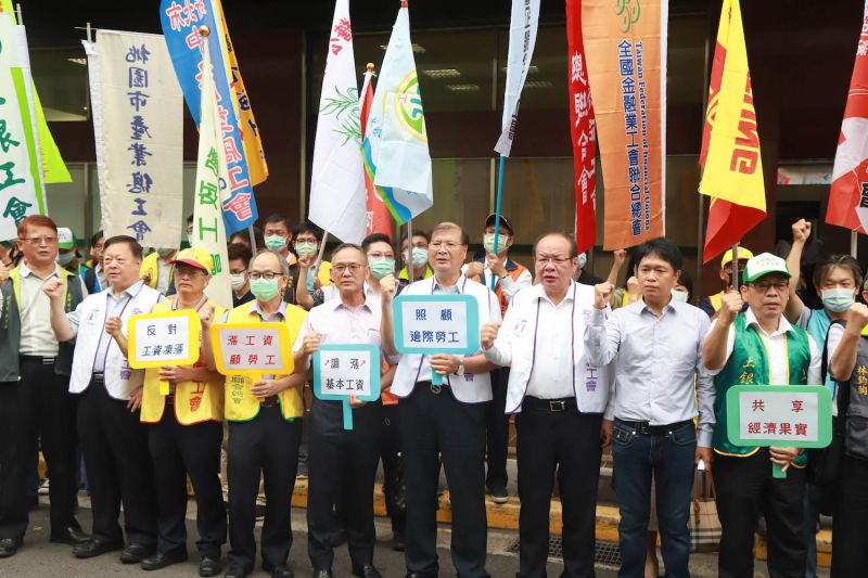 ▲勞動部基本工資審議委員會議今(18)日召開,全國產業總工會在會議召開前於勞動部門口喊話,呼籲應調漲基本工資。(圖/記者葉政勳攝,2020.08.18)