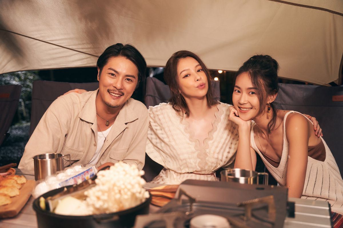 ▲鍾瑶（右一）先前在臉書發文「我們相愛與你何干？」遭解讀成情變，如今真相曝光，原來是為出演徐若瑄（中）的MV鋪梗。（圖／索尼音樂提供）