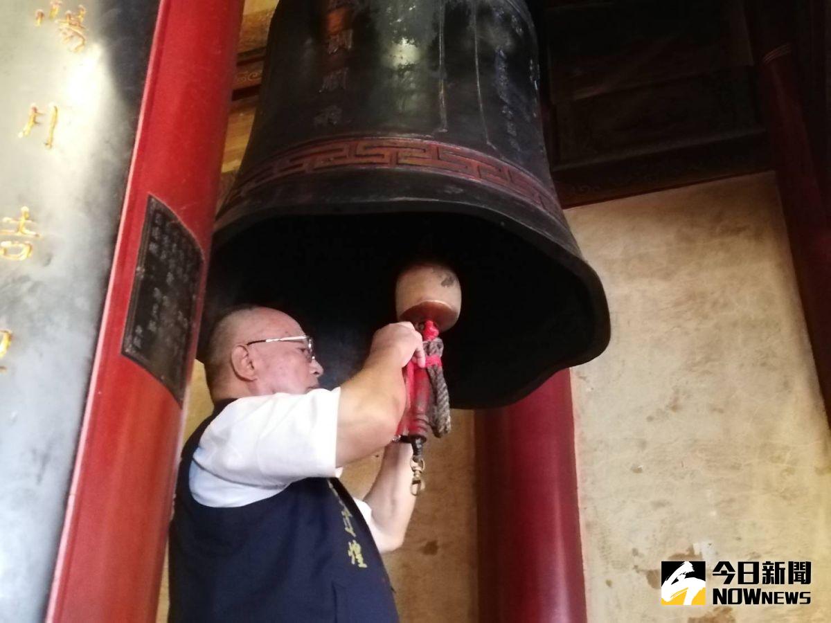 ▲新港奉天宮董事長何達煌親自封鐘鼓，以免農曆七月驚嚇好兄弟。（圖/記者邱嘉琪攝，2020.08.18）