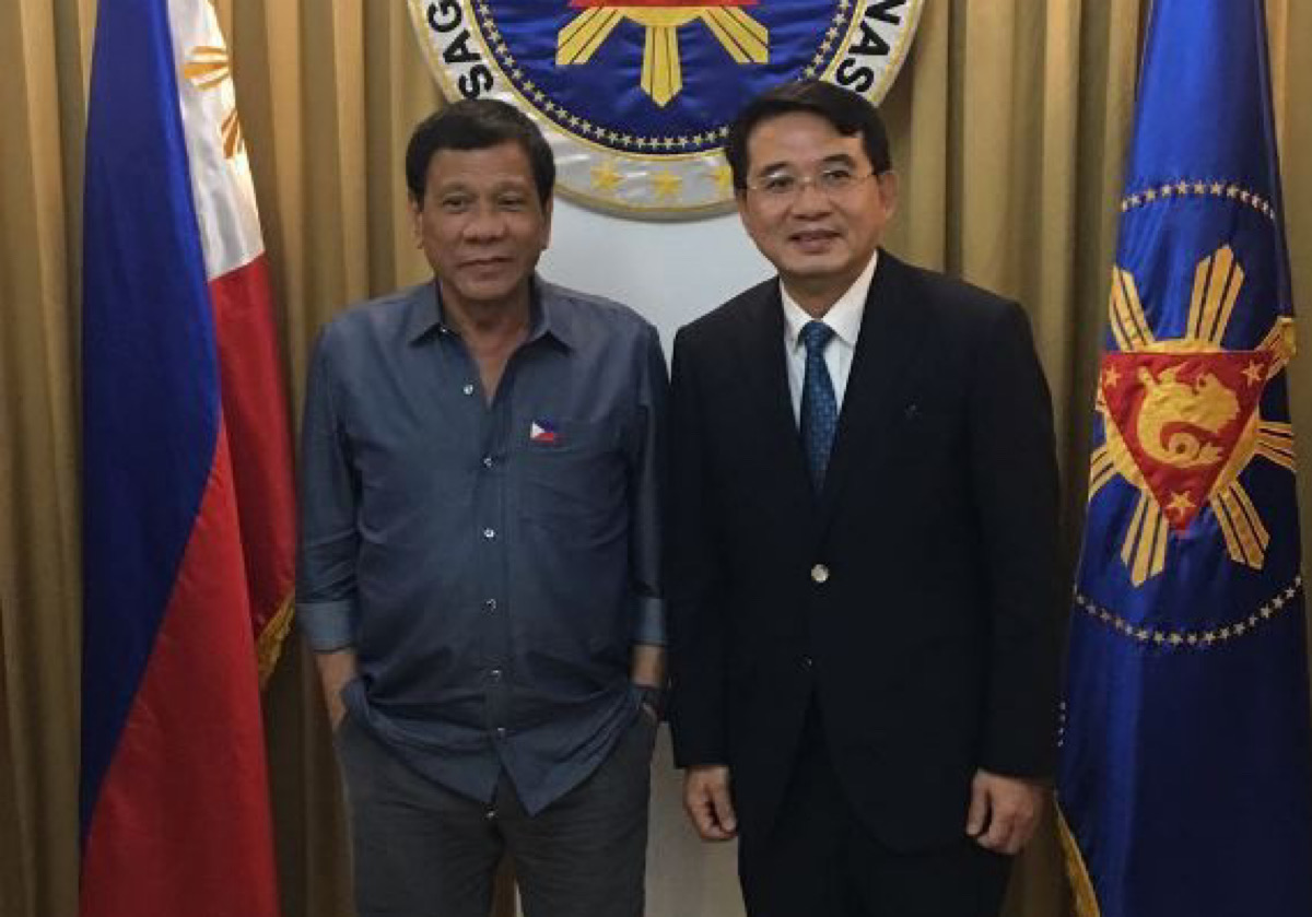 ▲康友日前重訊指出董事長黃文烈（右）8月初就已失聯，總經理等高層也相繼辭任，債權銀行表示，該公司也已出現還款不正常情況。（圖／擷取自康友官網）