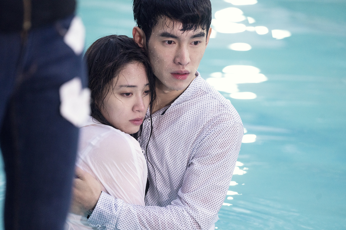 ▲歐陽妮妮（左）、張書豪在體感溫度僅2度的水中拍攝。（圖 / 麗象影業提供）