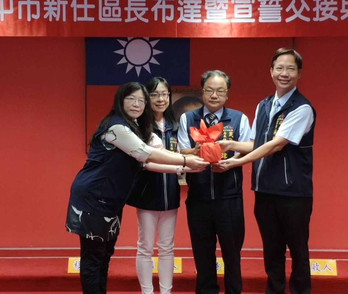 ▲台中市政府舉行南屯區長林秋萬(右一)及北屯區長歐陽明由代理區長「扶正」真除布達交接(圖／柳榮俊攝2020.8.18)