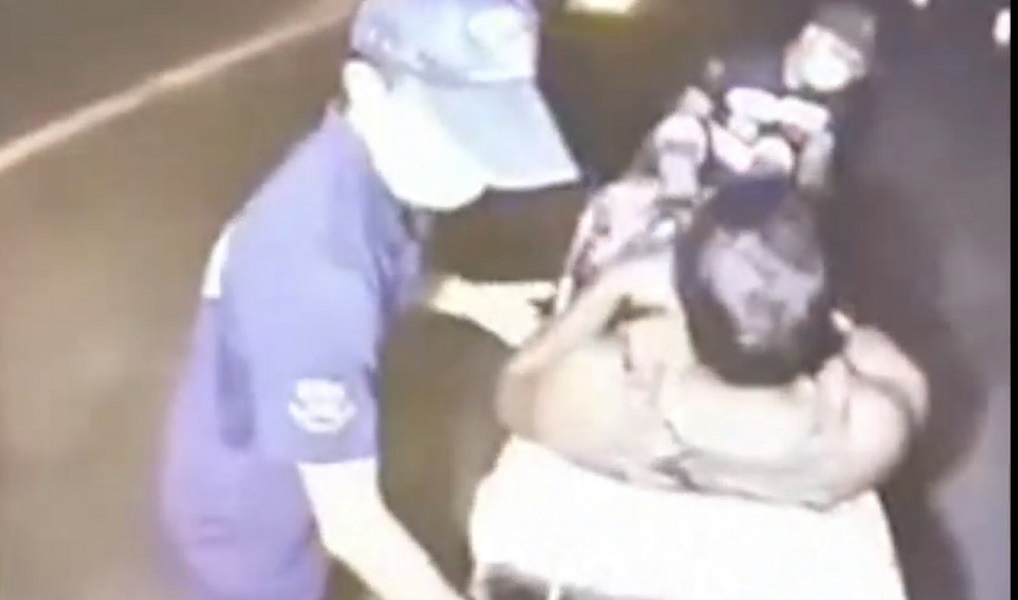 ▲持有自制獵槍的原住民，槍枝走火不慎傷到自己的左胸，救護人員緊急送醫。(圖／嘉義縣消防局提供）