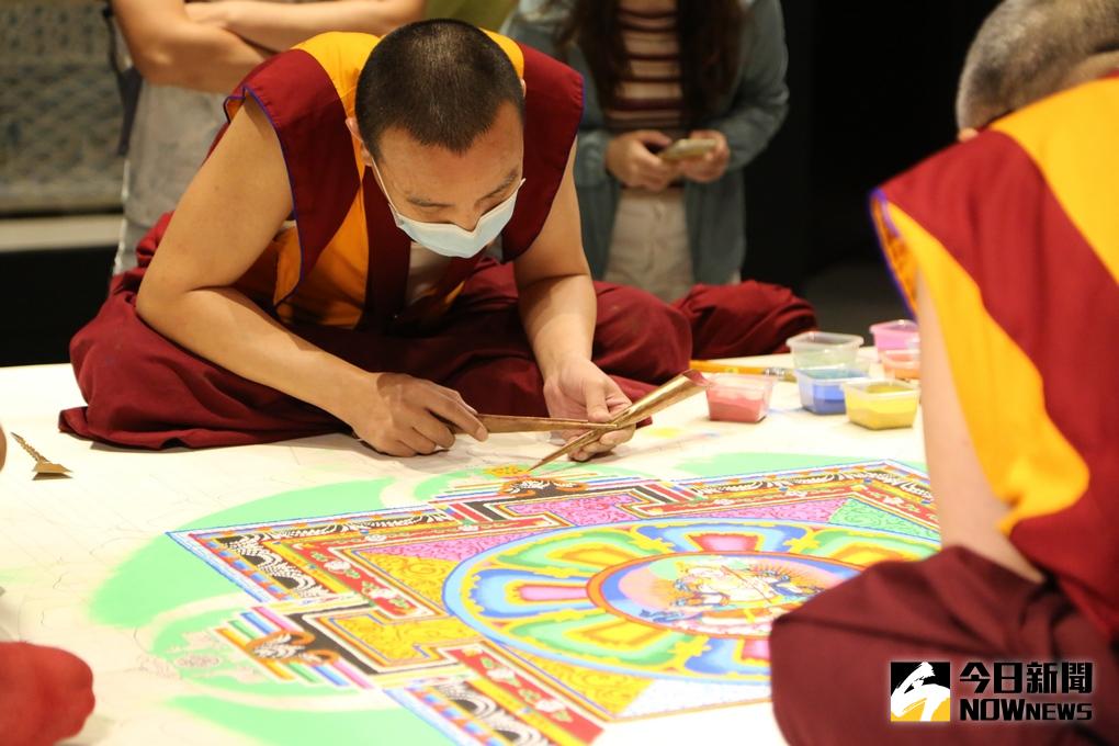 ▲故宮南院展出砌繪完成的「白傘蓋佛母砂壇城」，傳統上被視為具護家息災之利益功德。(圖／故宮南院提供）