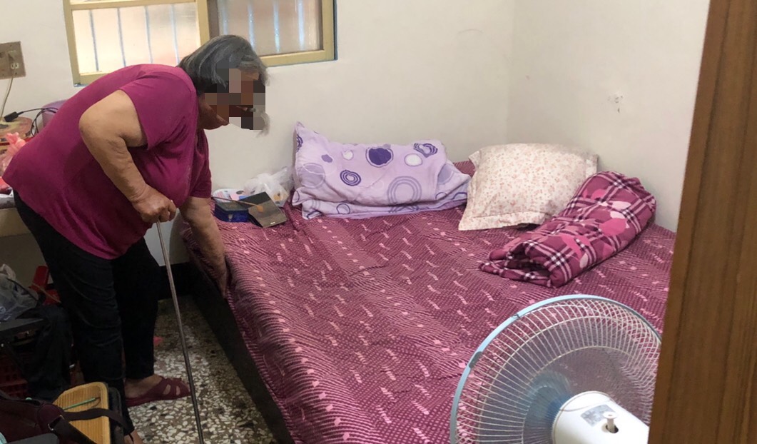 ▲阿婆欲幫先夫殮骨的積攢遭竊，引起熱心社眾欲伸援手，但阿婆婉拒辭謝。（記者簡勇鵬攝,2020.08.18）