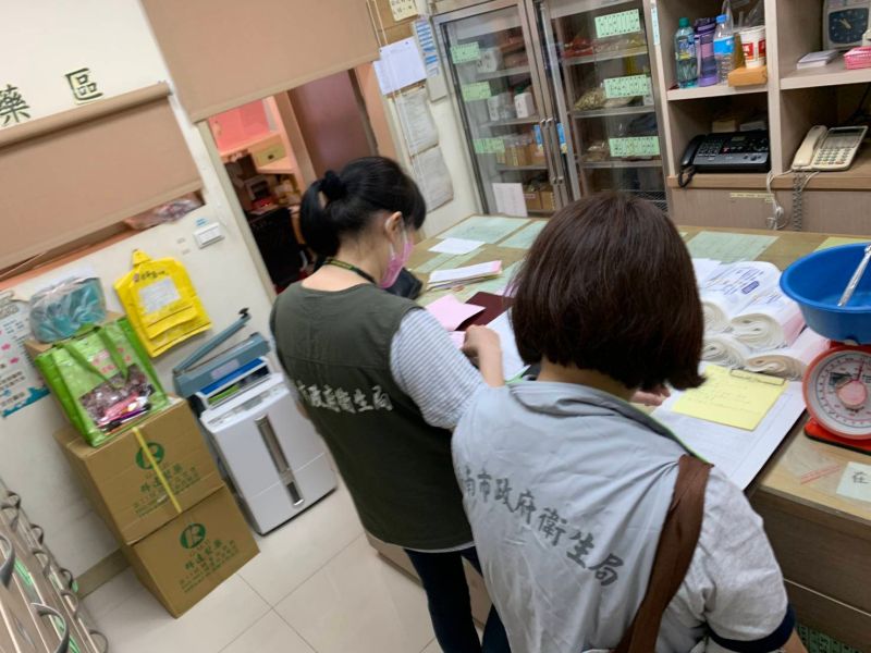 ▲民眾若對東區的中鏵唐中醫診所及中西區的金華唐中醫診所,用藥有疑慮,可向衛生局申請送驗。(圖/台南市衛生局提供)