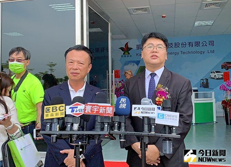 ▲嘉義縣長翁章梁(左)與凱勝綠能陳怡仁董事長將讓台灣在綠色運輸這新世代產業上,立足國內並放眼全球。(圖/記者陳惲朋攝)