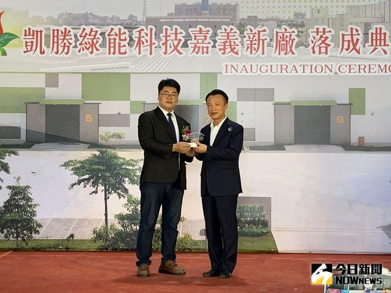 ▲凱勝綠能董事長陳怡仁(左)致贈嘉義縣長翁章梁發光的電動巴士模型。(圖/記者陳惲朋攝)