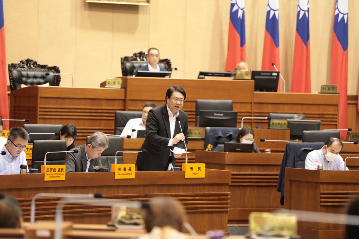 ▲林右昌認為基隆長年規劃捷運的難處為「沒錢、沒人、沒路廊」，但這兩年已有改善，他會持續向規劃單位反應民意，並以「匍匐前進、用心良苦」形容這段時間以來的心情。（圖／基隆市政府提供）