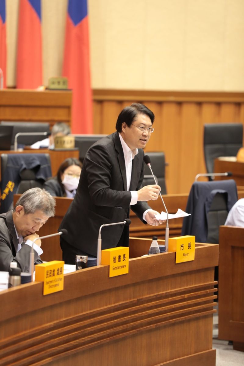 ▲林右昌認為基隆長年規劃捷運的難處為「沒錢、沒人、沒路廊」,但這兩年已有改善,他會持續向規劃單位反應民意,並以「匍匐前進、用心良苦」形容這段時間以來的心情。(圖/基隆市政府提供)