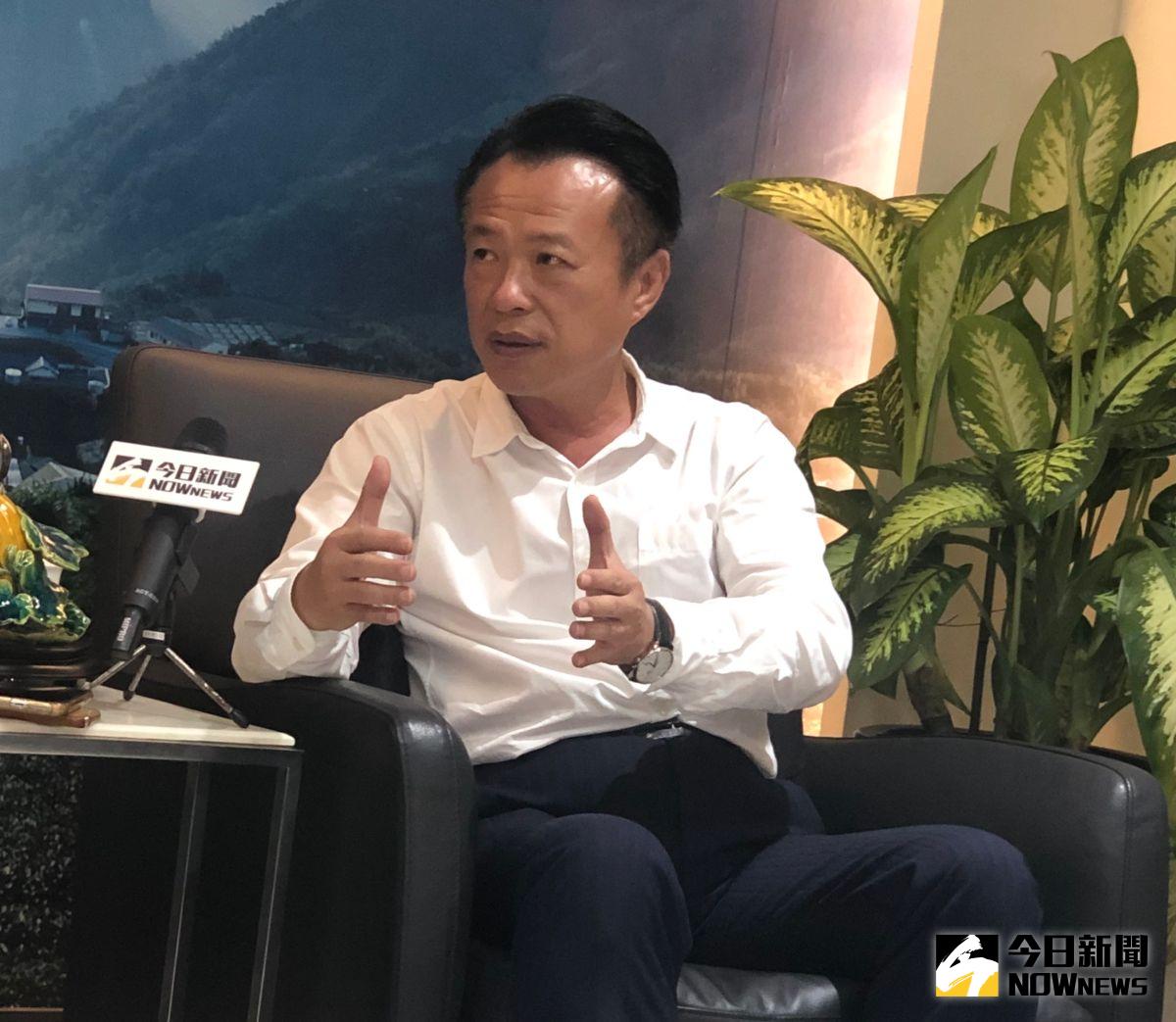 ▲縣長翁章梁接受《今日新聞Nownews》專訪表示，希望青年返鄉必須要有一個平台和年輕人產生鏈結，也必須思考如何創造年輕人與嘉義這片土地的「關係」。（圖/記者孫唯容攝影）