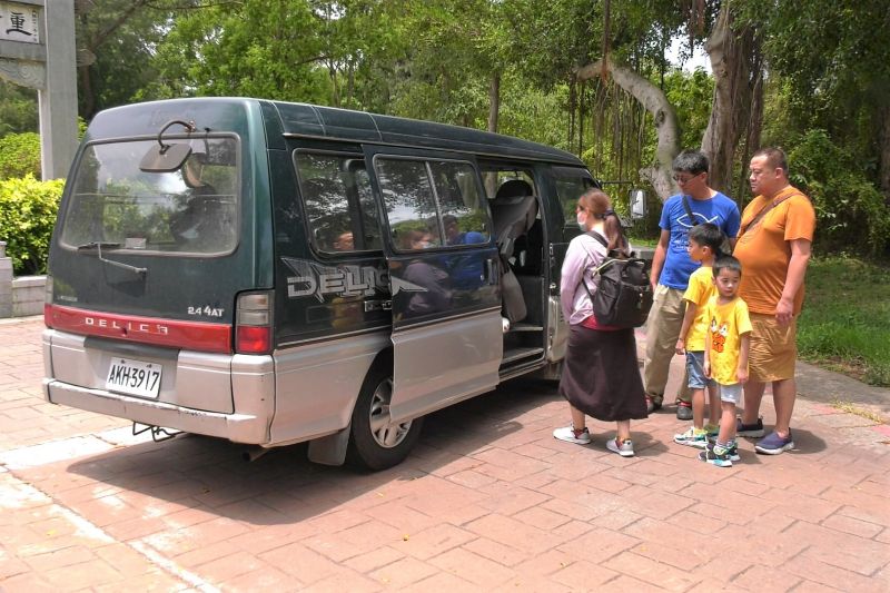 ▲采風錄旅行社最後調派一輛小箱型車來分批接駁。(圖/記者蔡若喬攝)