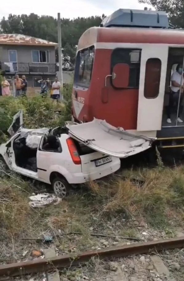 ▲普斯裘與妻子的轎車被火車撞得面目全非。（圖／翻攝太陽報）