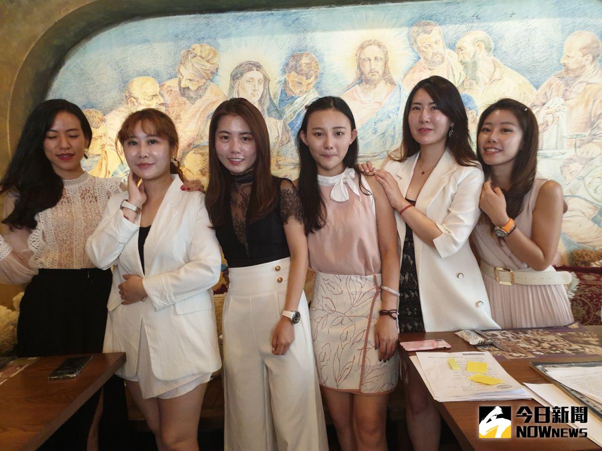 ▲六名正妹銷售虛擬貨幣遭控利用美色吸金，今獲不起訴起份還公道，也捍衛清白。（圖／金武鳳攝，2020.8.18)