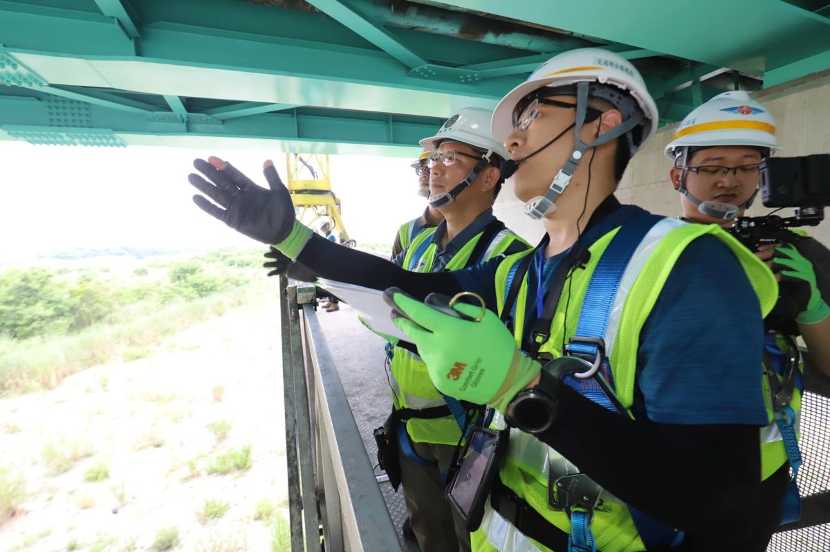 ▲交通部長林佳龍昨（ 18 ）日也親自跟著橋梁檢測員視察橋檢工作，期盼透過完善的檢查制度、資料庫，讓台灣的橋梁更安全。（圖／交通部）