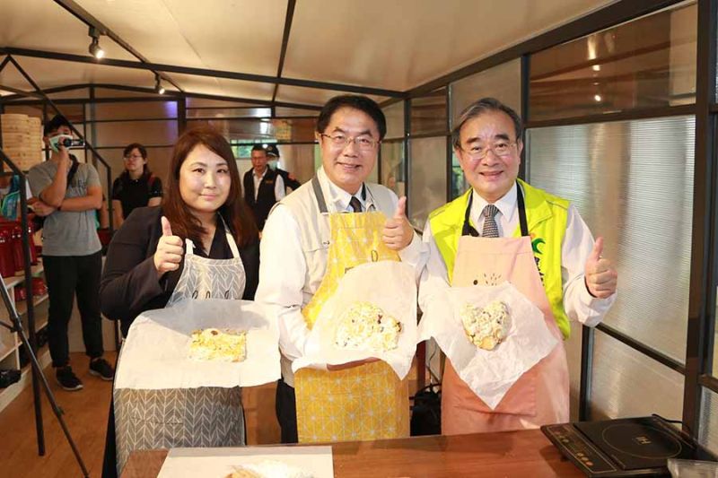 ▲黃偉哲(中)與日本笠間台灣辦事處處長木下知香(左)與農糧署長胡忠一(右)一同以龍眼乾、奶油、棉花糖、餅乾做成雪Q餅,香甜可口(圖/記者林怡孜攝,2020,08,18)