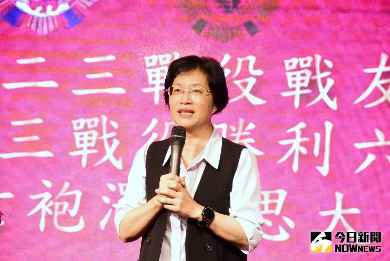 ▲縣長王惠美前往向在座戰役英雄及寶眷致上最高敬意。(圖/記者陳雅芳攝,2020.08.18)