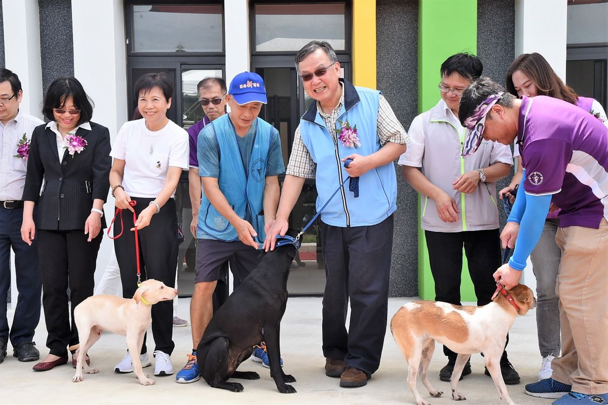 ▲澎湖縣流浪動物中心落成啟用，澎湖縣長賴峰偉表示，新流浪動物中心完工後，可增加250隻收容量，不過依然不足以收容所有流浪動物。（圖／澎湖縣政府提供）