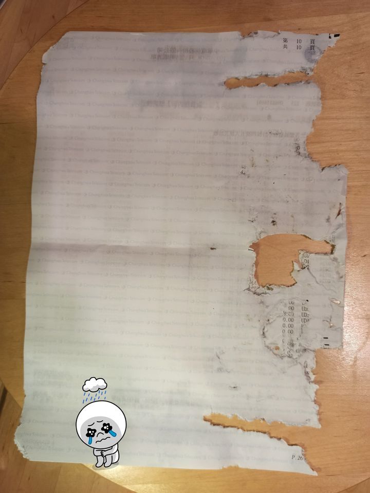 ▲連信件也遭蝸牛啃食,慘不忍睹!(圖/翻攝自臉書社團《爆笑2公社》)