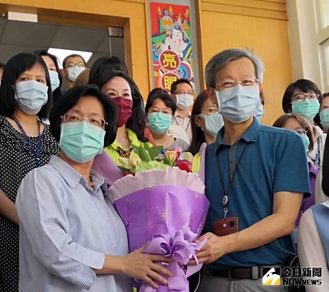 ▲彰化縣長王惠美（左）勉勵彰化縣衛生局長葉彥伯（右）。（圖/記者陳雅芳攝）