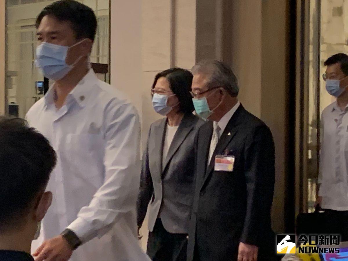 ▲中華民國三三企業交流會邀請總統蔡英文與工商企業座談，三三會理事長許勝雄與總統一起進場。（圖／記者顏真真攝，2020.8.19）
