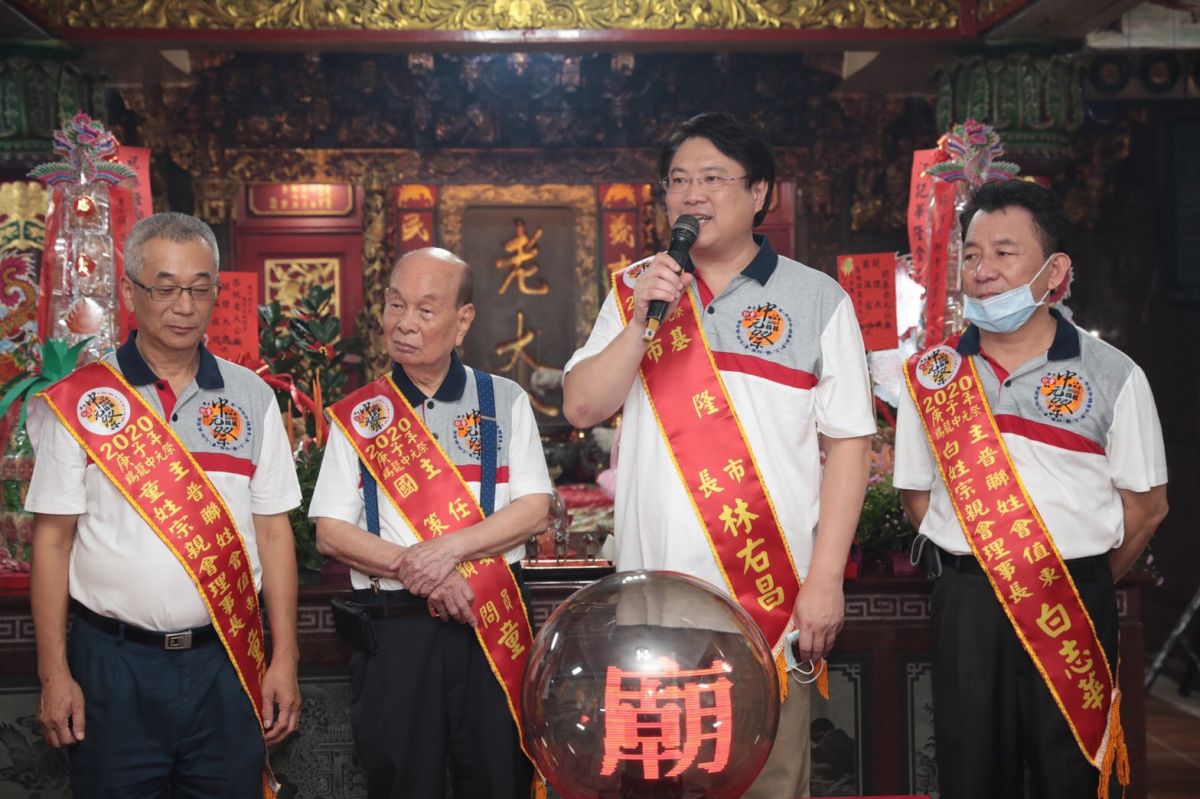 ▲基隆三姓公及老大公廟在昨（18）日深夜子時分別進行「開龕門」及「起燈腳」儀式，市長林右昌到場共襄盛舉。（圖／基隆市政府提供）