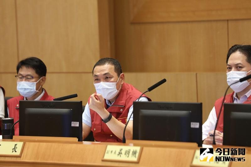 ▲侯友宜表示，他樂見中央開始滾動式修正、調整步伐，但還是希望全面普篩。(圖/記者康子仁攝)