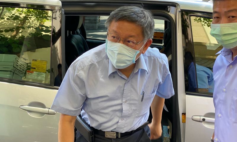 身兼台灣民眾黨主席的台北市長柯文哲,今天中午前往民眾黨立法院黨團召開例行會議時,被問到陳景峻批評「政治炒作、不厚道」一事,柯文哲反酸那是民進黨的內鬥,與他無關。