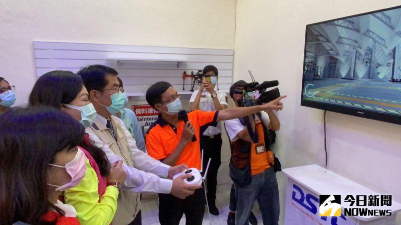 ▲台南市長黃偉哲體驗無人機飛行模擬訓練。（圖／記者陳聖璋攝，2020.08.19）