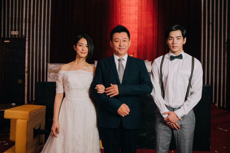 ▲賴雅妍（左）與禾浩辰為電影拍攝婚紗照，就在庹宗華（中）犧牲之前。（圖／華映娛樂提供）