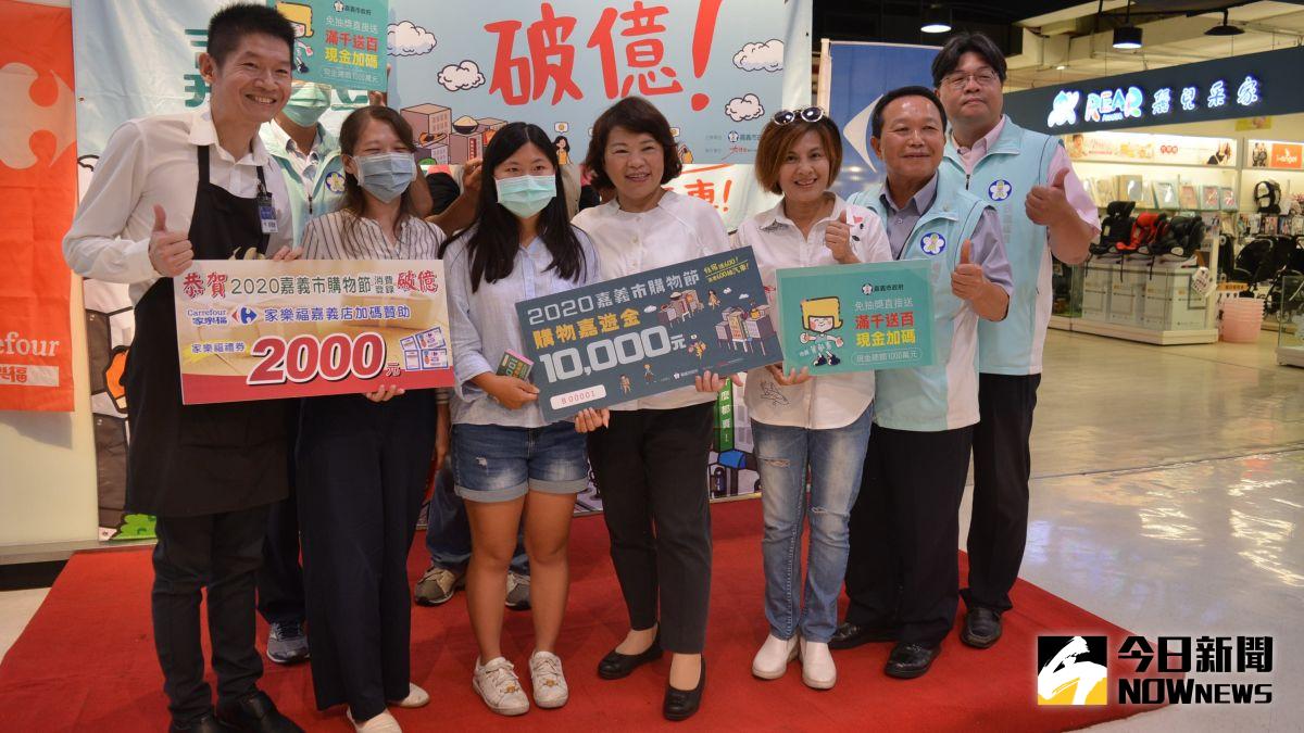 ▲嘉義市長黃敏惠親自送出1萬元嘉遊金給的18歲陳小妹。（圖／記者郭政隆攝影2020.8.19）