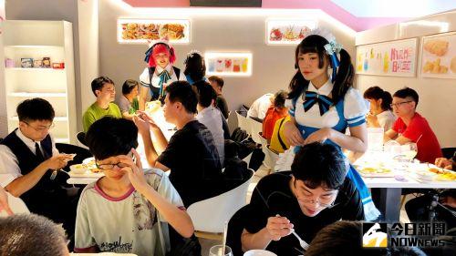 ▲「KIRABASE」動漫主題餐廳,店內服務生皆身著「女僕」裝扮。(圖/記者陳美嘉攝,2020.08.19) ▲「KIRABASE」動漫主題餐廳,店內服務生皆身著「女僕」裝扮。(圖/記者陳美嘉攝,2020.08.19)