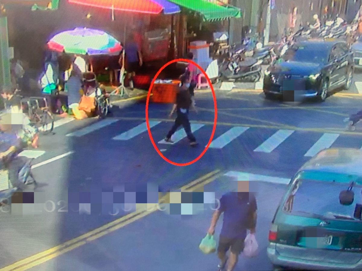 ▲家住宜蘭61歲陳姓女慣竊，搭火車跑來新北市板橋，混進傳統市場內，趁著被害人購物時扒竊錢包。（圖／板橋分局提供）