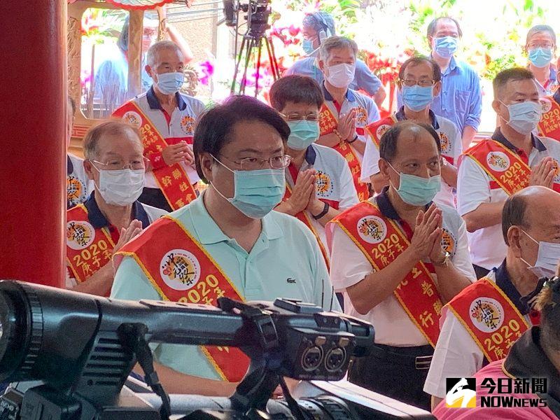 ▲俗稱「開鬼門」的開龕門儀式,由國策顧問童永和輪值主普的「聯姓會」值東的白、童姓宗親會,中午1點率各姓宗親會與祭,林右昌市長也參與。(圖/記者康子仁攝)