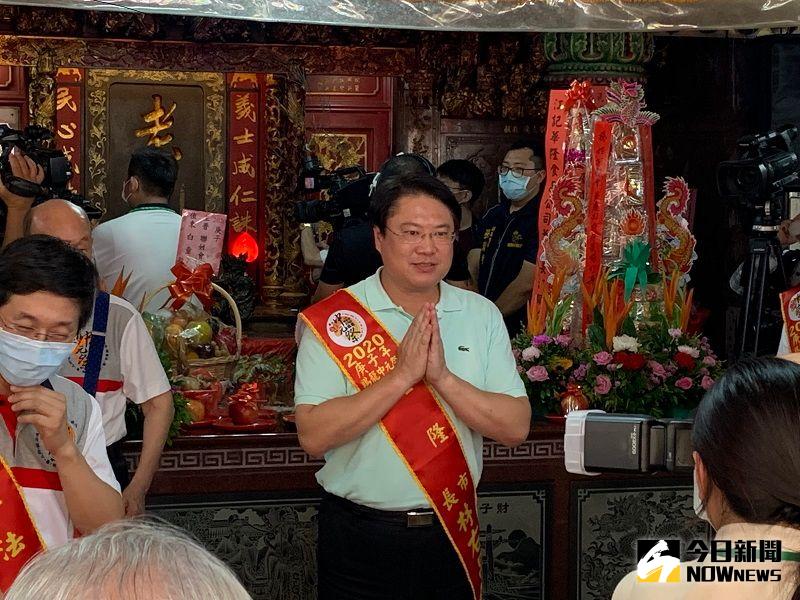 ▲林右昌祈求新冠肺炎疫情能趨緩,社會和諧平靜。(圖/記者康子仁攝)