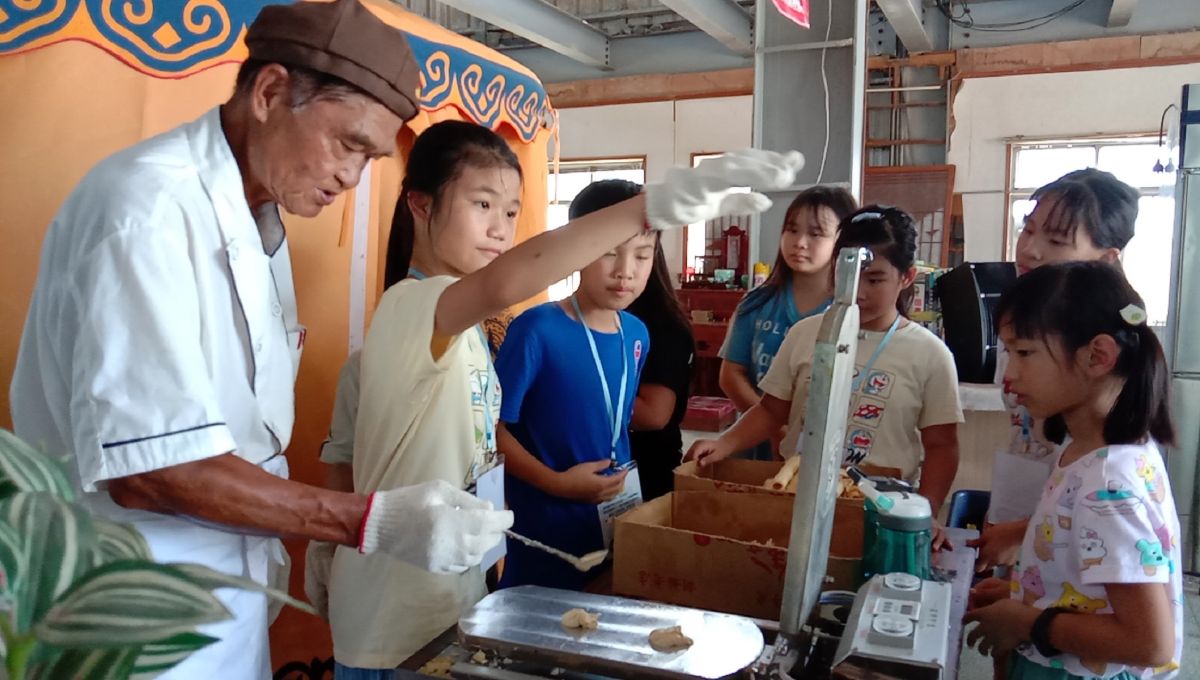 ▲學生們與講師Diy手工蛋捲。（圖／記者洪佳伶攝,2020.08.19）