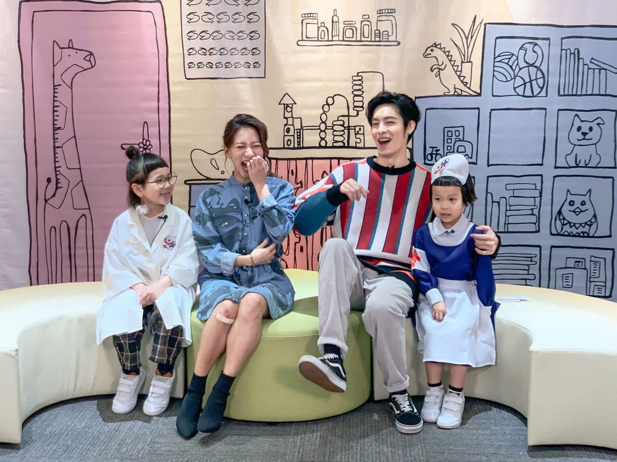 ▲曹佑寧（右二）大方給斯拉（右一）愛的抱抱，沒想到卻讓斯拉緊張到大哭。（圖／索尼音樂提供）