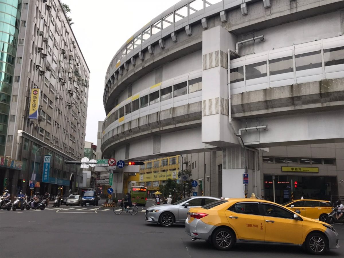 ▲緊鄰高架橋的住宅內，專家建議加裝氣密窗與厚布窗簾，減緩噪音等問題。（圖／NOWnews資料照片）