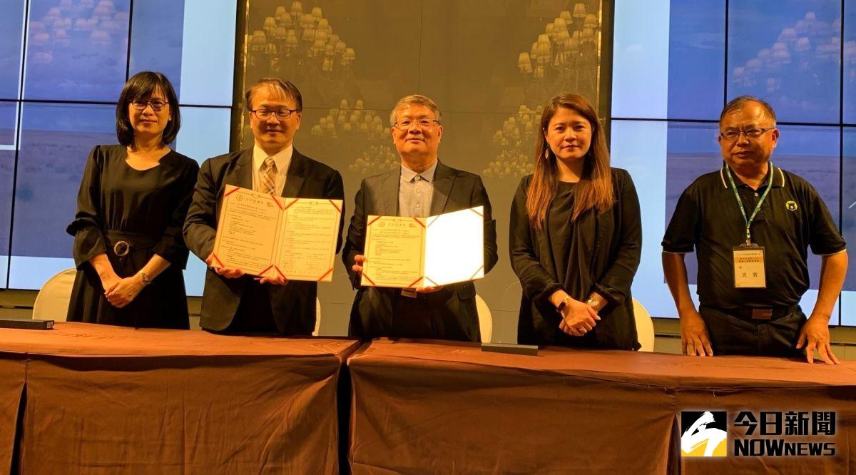 ▲台中市旅館商業同業公會年度大會上，由理事長鄭生昌與靈知科技董事長林吉財簽定MOU，助旅宿業全面推動櫃檯業務智慧化。（圖／金武鳳攝，2020.8.19)