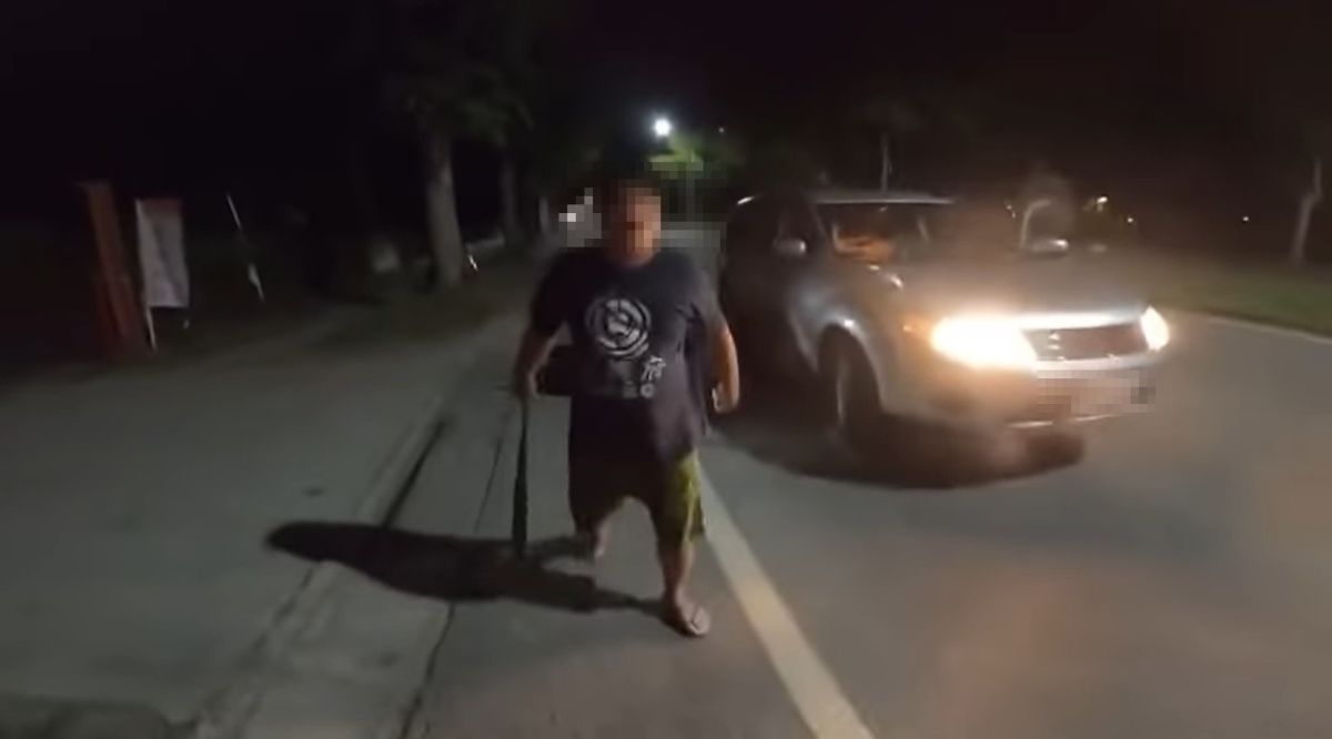 ▲機車騎士也公開行車紀錄器，後方車主持棍棒下車作勢打人。（圖／翻攝Youtube）