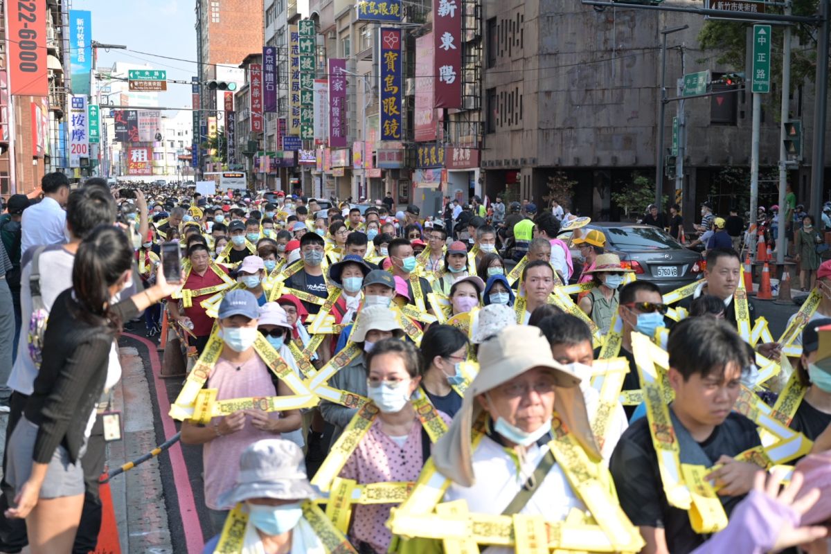 ▲「2020竹塹中元城隍祭」十九日下午舉行「脫枷消業植福法會」，吸引超過兩千名信眾參與，信眾戴著醒目的黃色三角「枷」遊行，場面盛大。
（圖/記者金祐妤攝,109.8.19）